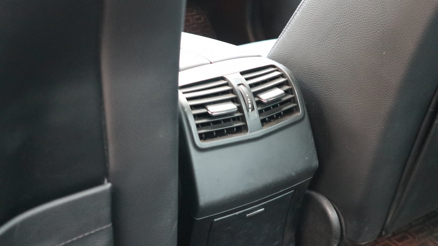 Benz 賓士 / E-Class / 2012年 / 2012年 Benz E200 黑色 賓士中古車 / 九肇匯元汽車 (台南) Benz 賓士 / E-Class / 2012年 / 2012年 Benz E200 黑色 賓士中古車 / 九肇匯元汽車 (台南)