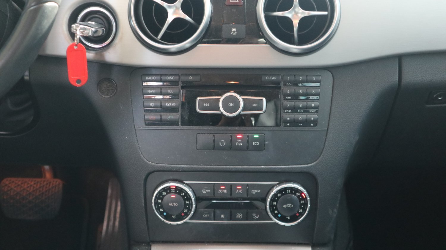 Benz 賓士 / GLK-Class / 2015年 / 2015年 Benz GLK220 白色 賓士休旅車 / 九肇匯元汽車 (台南) Benz 賓士 / GLK-Class / 2015年 / 2015年 Benz GLK220 白色 賓士休旅車 / 九肇匯元汽車 (台南)