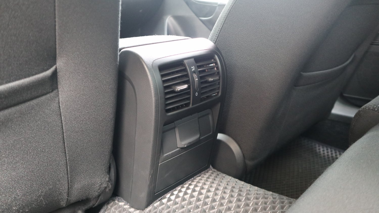 VW 福斯 / Passat / 2010年 / 2010年 VW Passat  銀色 福斯中古車 / 九肇匯元汽車 (台南) VW 福斯 / Passat / 2010年 / 2010年 VW Passat  銀色 福斯中古車 / 九肇匯元汽車 (台南)