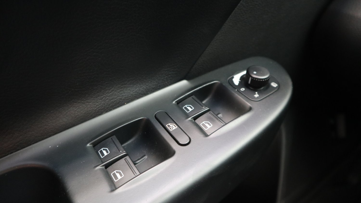 VW 福斯 / Passat / 2010年 / 2010年 VW Passat  銀色 福斯中古車 / 九肇匯元汽車 (台南) VW 福斯 / Passat / 2010年 / 2010年 VW Passat  銀色 福斯中古車 / 九肇匯元汽車 (台南)