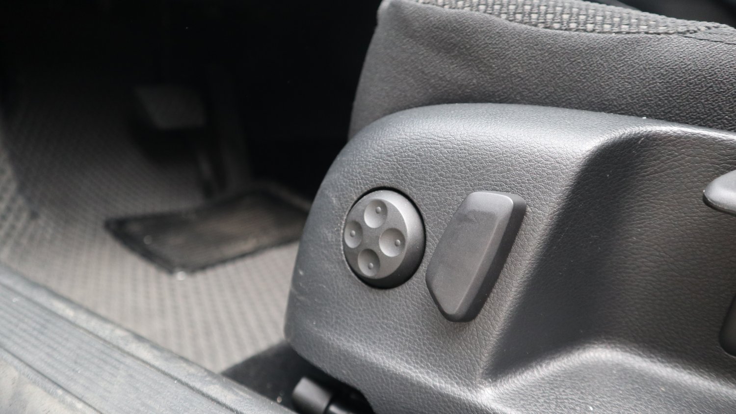 VW 福斯 / Passat / 2010年 / 2010年 VW Passat  銀色 福斯中古車 / 九肇匯元汽車 (台南) VW 福斯 / Passat / 2010年 / 2010年 VW Passat  銀色 福斯中古車 / 九肇匯元汽車 (台南)