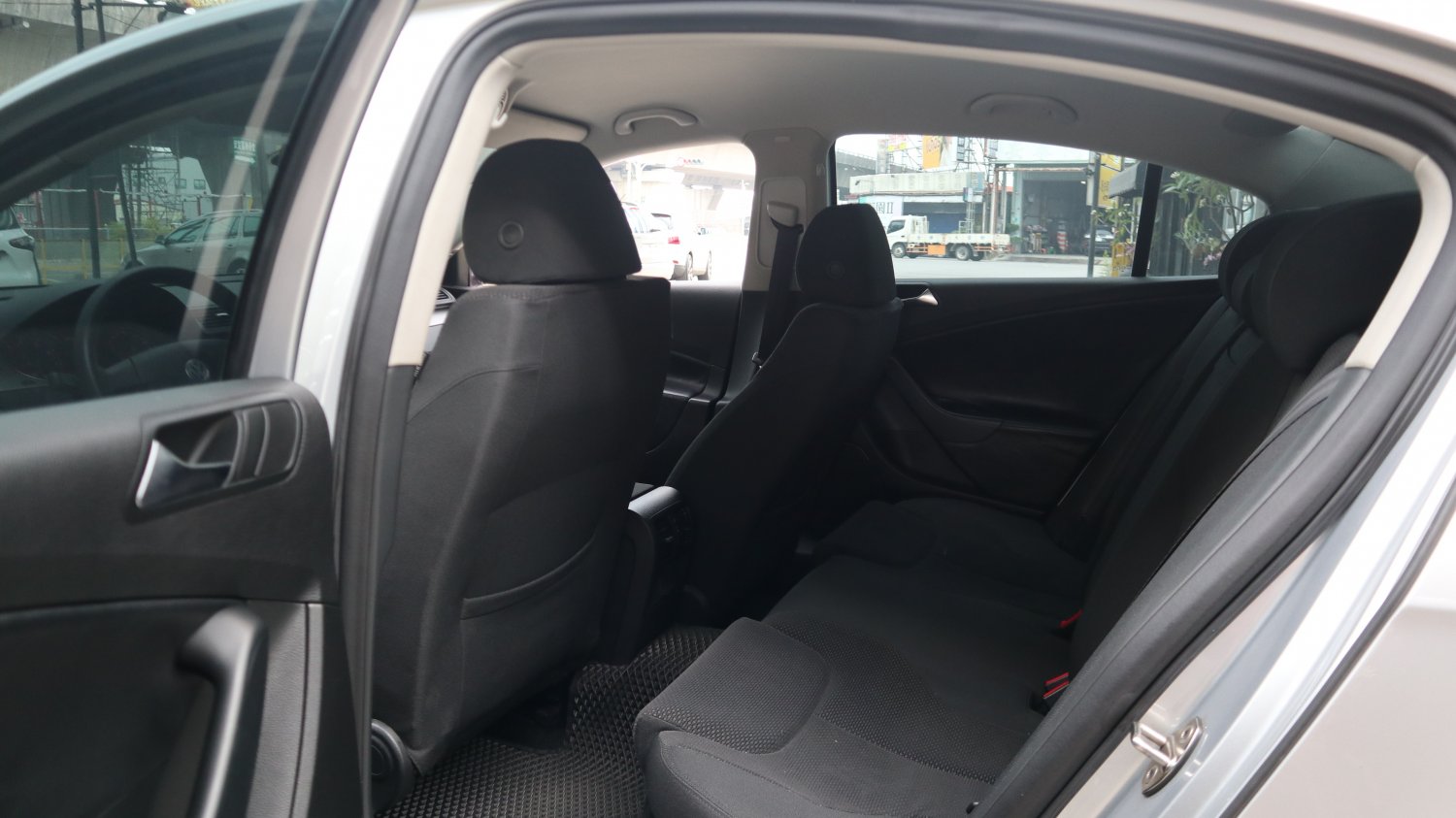 VW 福斯 / Passat / 2010年 / 2010年 VW Passat  銀色 福斯中古車 / 九肇匯元汽車 (台南) VW 福斯 / Passat / 2010年 / 2010年 VW Passat  銀色 福斯中古車 / 九肇匯元汽車 (台南)