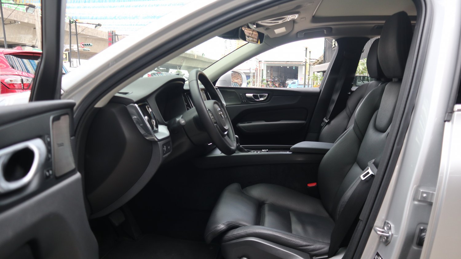 Volvo 富豪 / XC60 / 2019年 / 2019年VOLVO XC60 銀色 富豪中古車 / 九肇匯元汽車 (台南) Volvo 富豪 / XC60 / 2019年 / 2019年VOLVO XC60 銀色 富豪中古車 / 九肇匯元汽車 (台南)