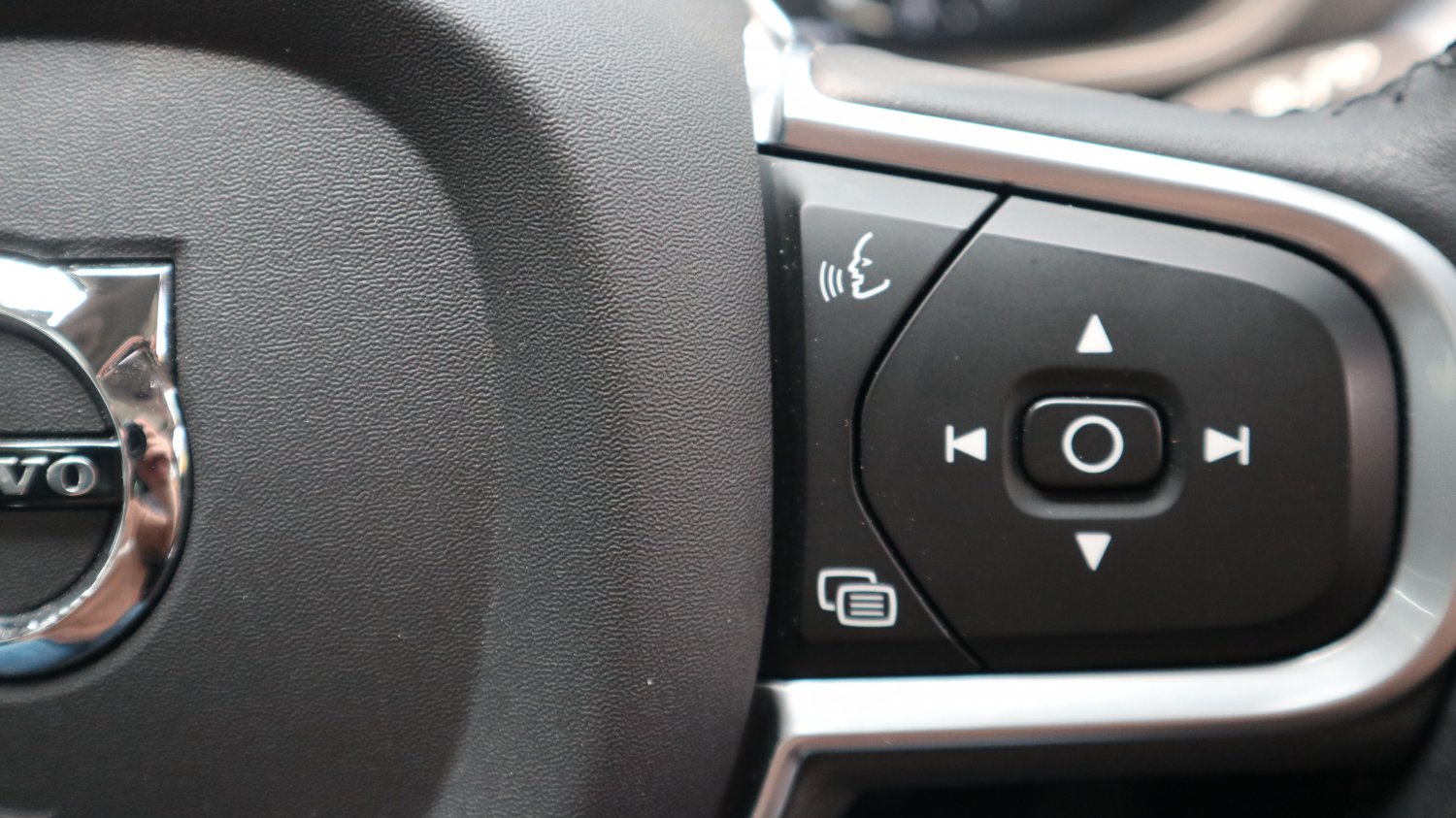 Volvo 富豪 / XC60 / 2019年 / 2019年VOLVO XC60 銀色 富豪中古車 / 九肇匯元汽車 (台南) Volvo 富豪 / XC60 / 2019年 / 2019年VOLVO XC60 銀色 富豪中古車 / 九肇匯元汽車 (台南)