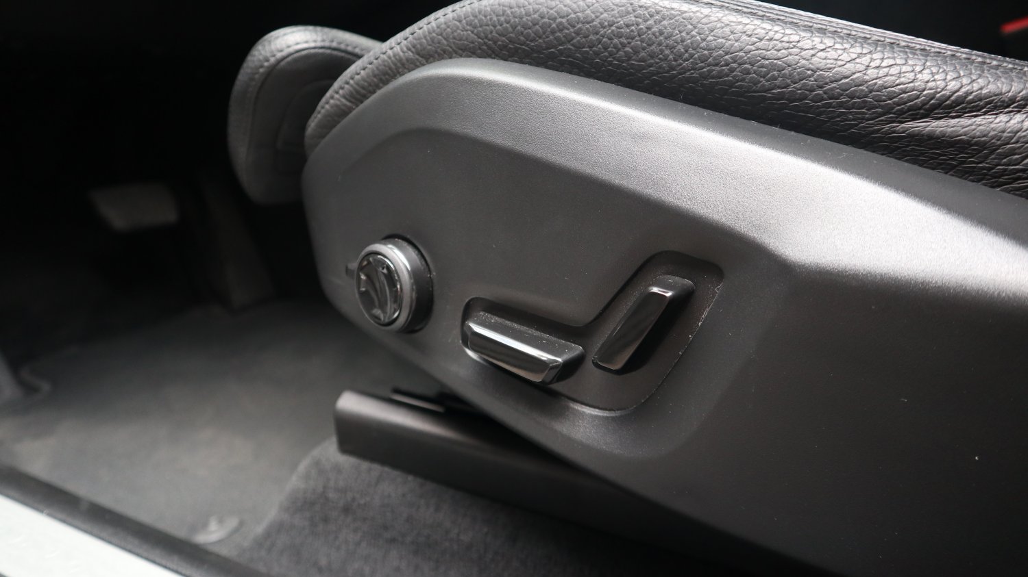 Volvo 富豪 / XC60 / 2019年 / 2019年VOLVO XC60 銀色 富豪中古車 / 九肇匯元汽車 (台南) Volvo 富豪 / XC60 / 2019年 / 2019年VOLVO XC60 銀色 富豪中古車 / 九肇匯元汽車 (台南)