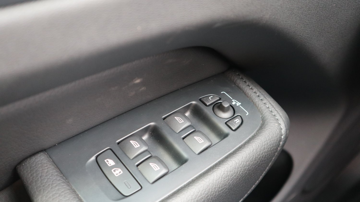Volvo 富豪 / XC60 / 2019年 / 2019年VOLVO XC60 銀色 富豪中古車 / 九肇匯元汽車 (台南) Volvo 富豪 / XC60 / 2019年 / 2019年VOLVO XC60 銀色 富豪中古車 / 九肇匯元汽車 (台南)