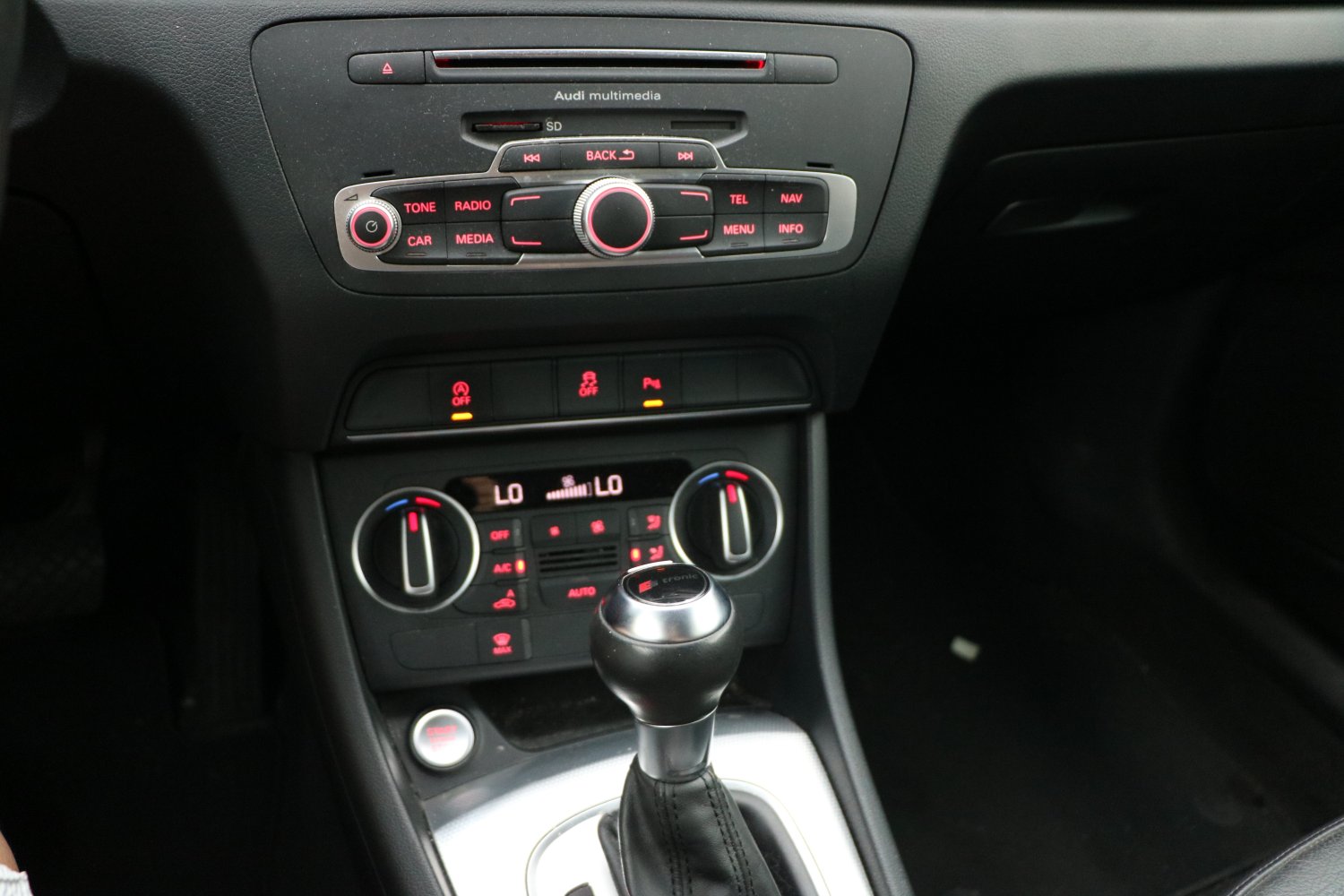 Audi 奧迪 ／ Q3 ／ 2016年 ／ 2016 年 Audi Q3 黑色 奧迪中古車 ／ 九肇匯元汽車 (台南)