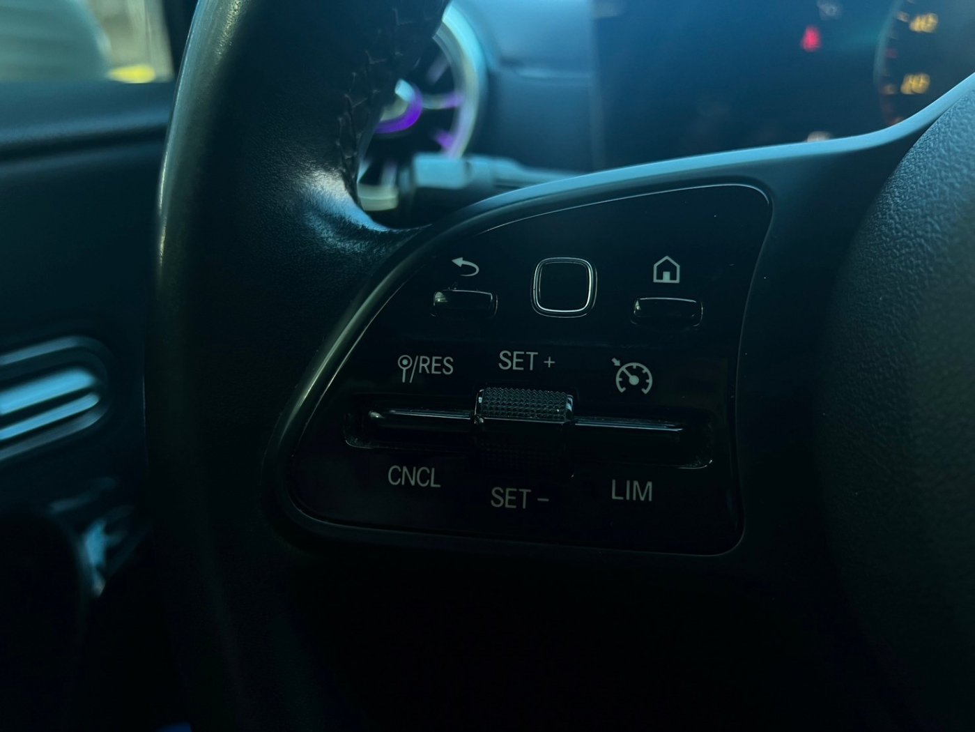 Benz 賓士 / A-Class / 2019年 / 2019年 Benz A180 白色 賓士中古車 / 佳里興店(台南) Benz 賓士 / A-Class / 2019年 / 2019年 Benz A180 白色 賓士中古車 / 佳里興店(台南)