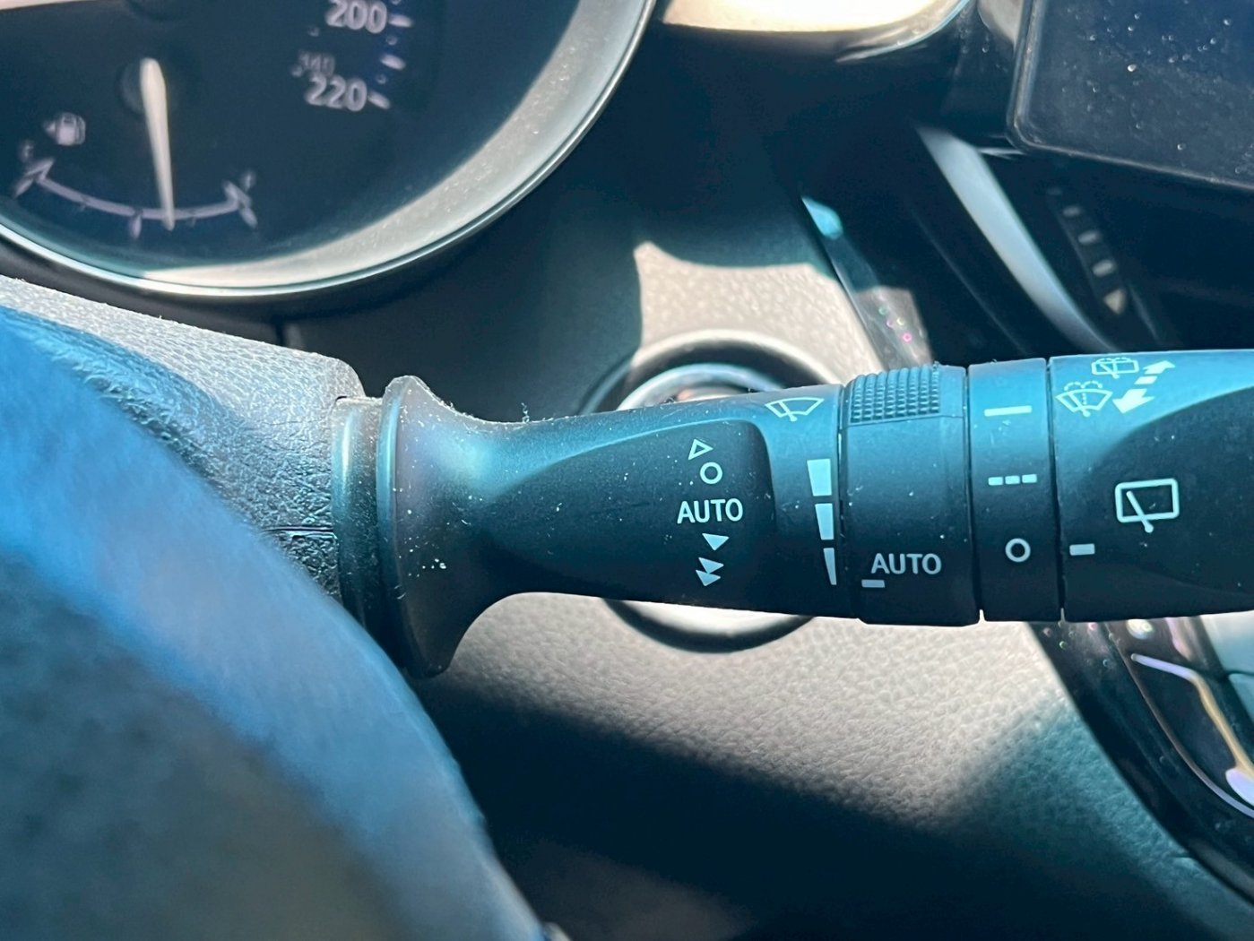 Toyota 豐田 ／ C-HR ／ 2017年 ／ 2017年Toyota CH-R 白色 豐田中古車 ／ MG車庫(台南)