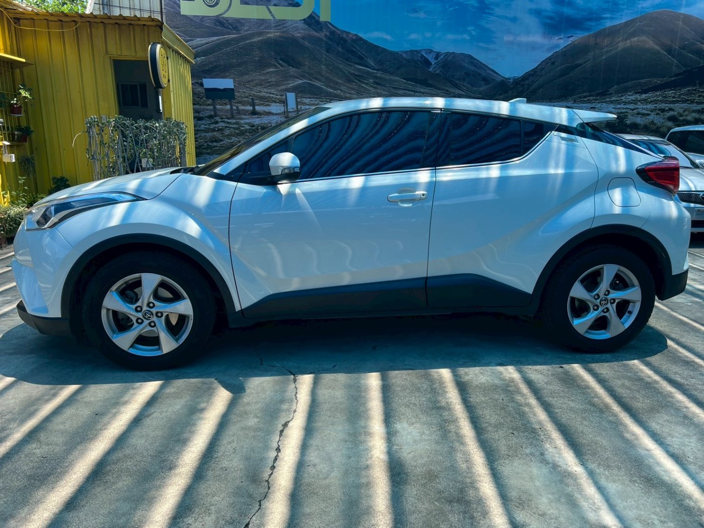 Toyota 豐田 ／ C-HR ／ 2017年 ／ 2017年Toyota CH-R 白色 豐田中古車 ／ MG車庫(台南)
