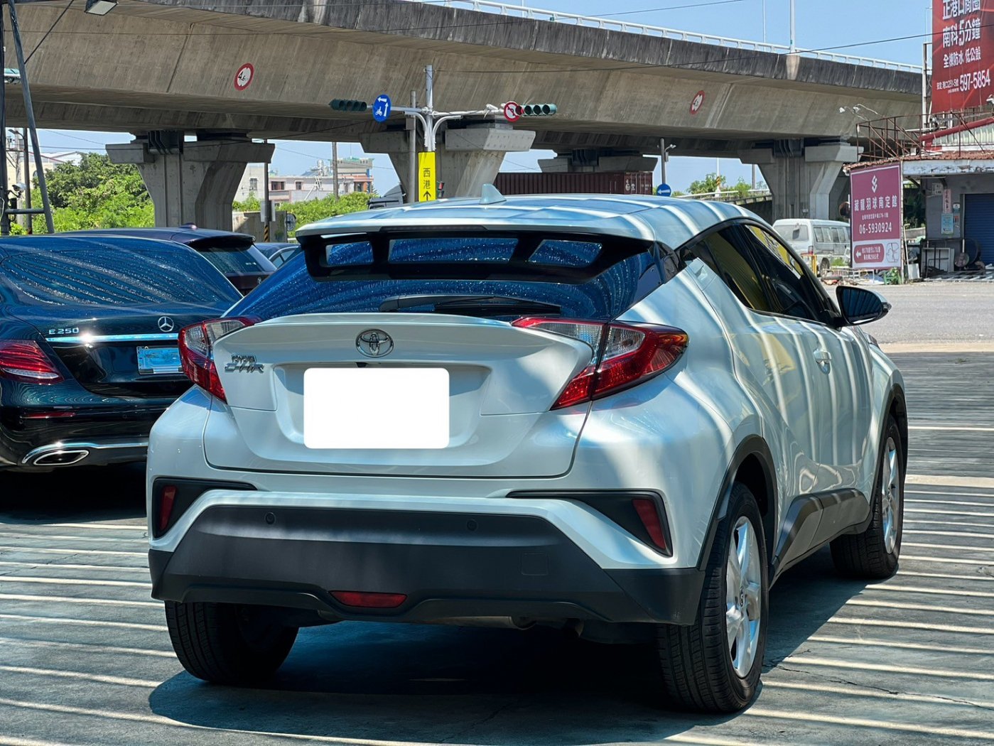 Toyota 豐田 ／ C-HR ／ 2017年 ／ 2017年Toyota CH-R 白色 豐田中古車 ／ MG車庫(台南)