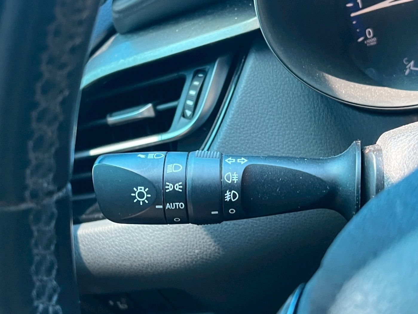 Toyota 豐田 ／ C-HR ／ 2017年 ／ 2017年Toyota CH-R 白色 豐田中古車 ／ MG車庫(台南)