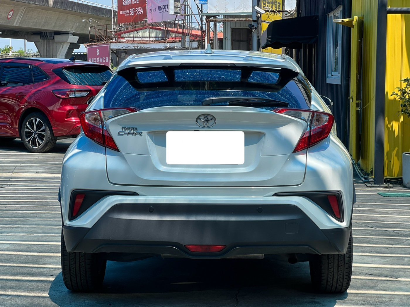 Toyota 豐田 ／ C-HR ／ 2017年 ／ 2017年Toyota CH-R 白色 豐田中古車 ／ MG車庫(台南)