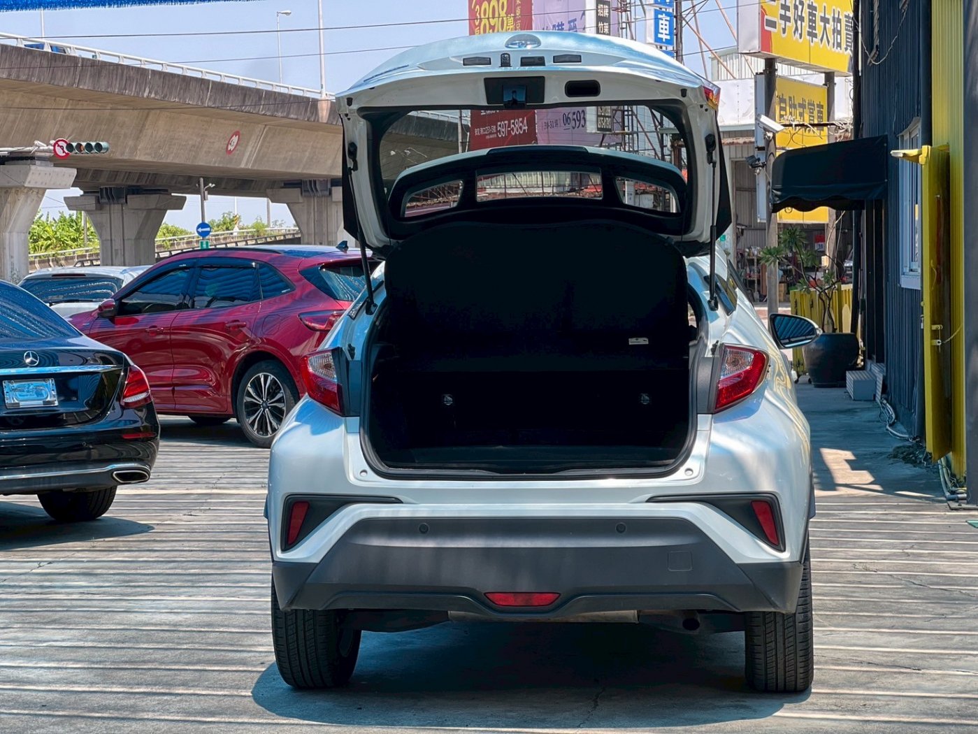 Toyota 豐田 ／ C-HR ／ 2017年 ／ 2017年Toyota CH-R 白色 豐田中古車 ／ MG車庫(台南)