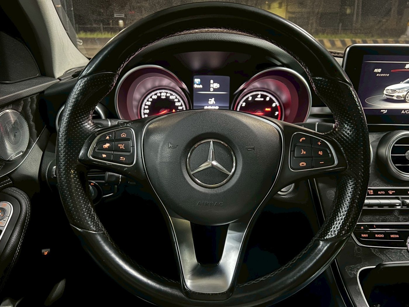 Benz 賓士 ／ C-Class ／ 2015年 ／ 2015年Benz C300 黑色 賓士中古車 ／ MG車庫(台南)