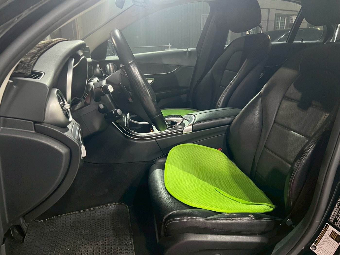 Benz 賓士 ／ C-Class ／ 2015年 ／ 2015年Benz C300 黑色 賓士中古車 ／ MG車庫(台南)