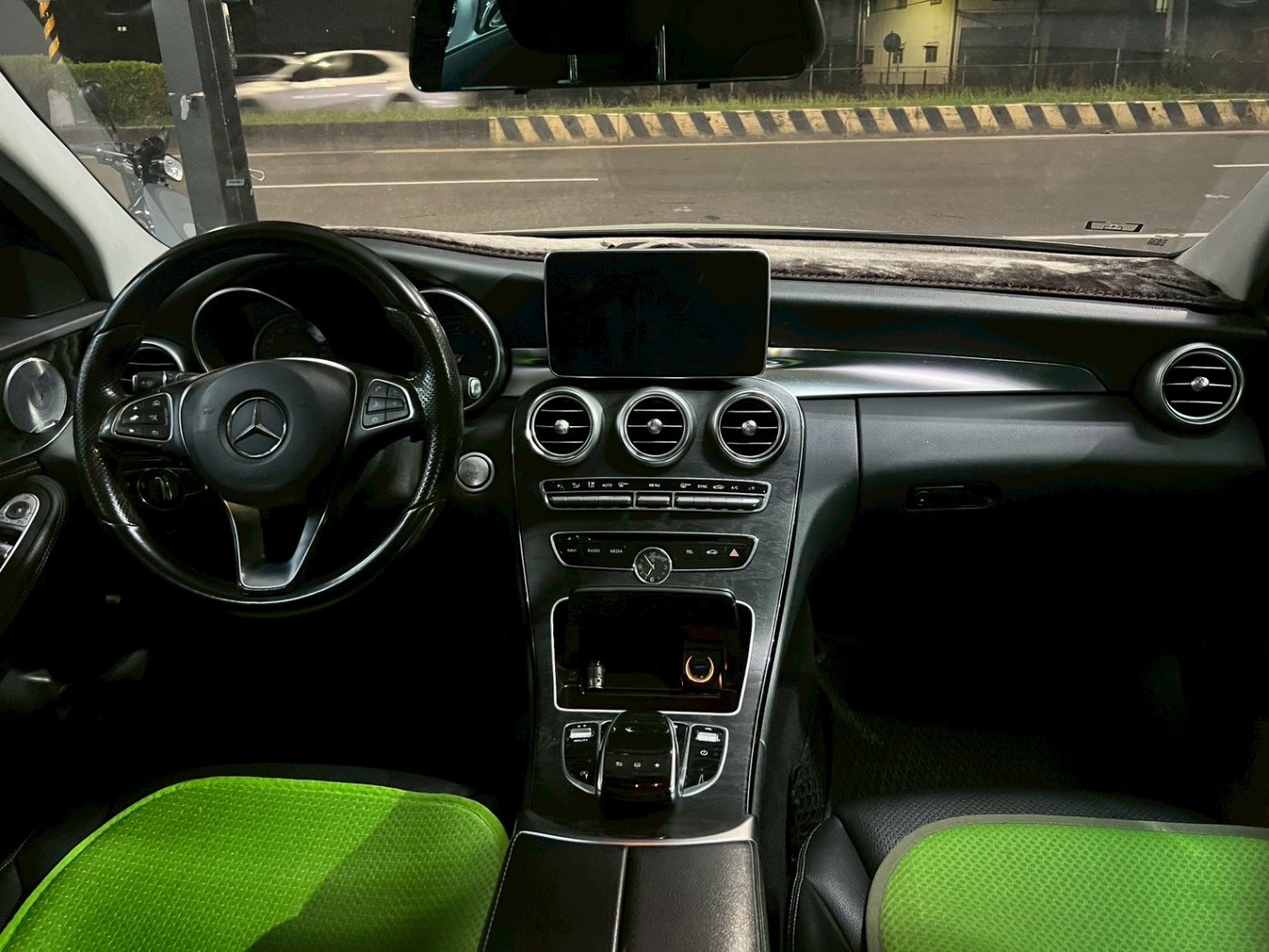 Benz 賓士 ／ C-Class ／ 2015年 ／ 2015年Benz C300 黑色 賓士中古車 ／ MG車庫(台南)