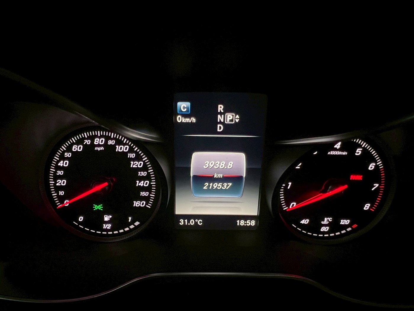 Benz 賓士 ／ C-Class ／ 2015年 ／ 2015年Benz C300 黑色 賓士中古車 ／ MG車庫(台南)