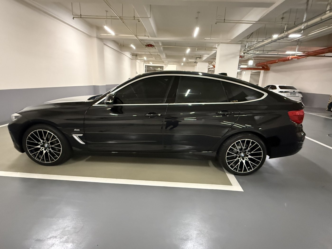 Bmw 寶馬 ／ 3-Series ／ 2017年 ／ 2017年BMW 320I GT 黑色 寶馬中古車 ／ 委外廠商