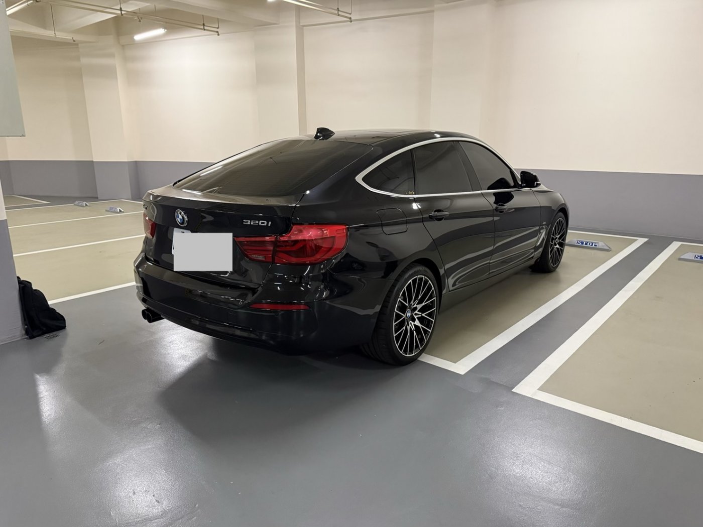 Bmw 寶馬 ／ 3-Series ／ 2017年 ／ 2017年BMW 320I GT 黑色 寶馬中古車 ／ 委外廠商