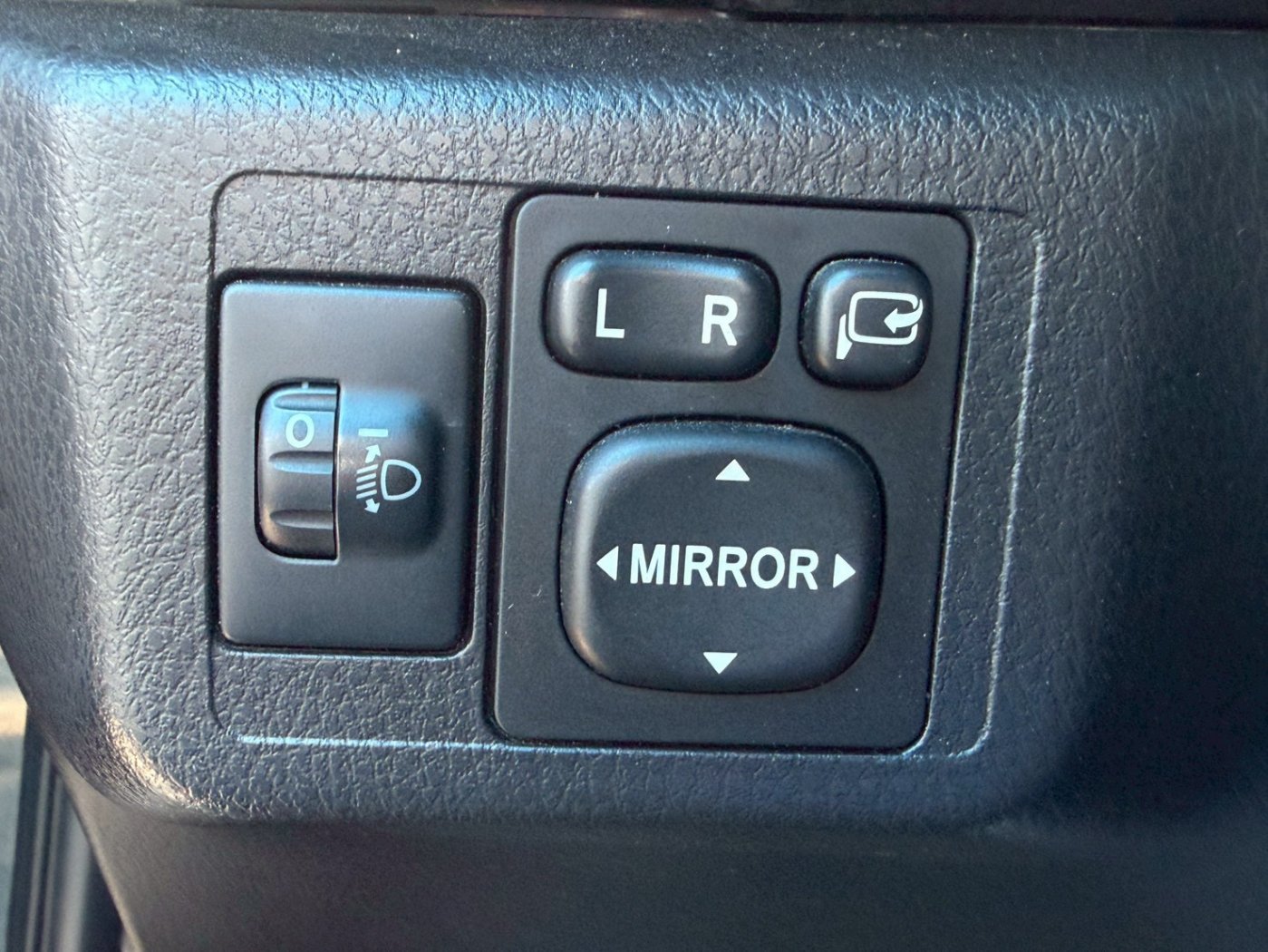 Toyota 豐田 ／ Yaris ／ 2017年 ／ 2017年Toyota Yaris  黑色 豐田中古車 ／ 九肇匯元汽車 (台南)