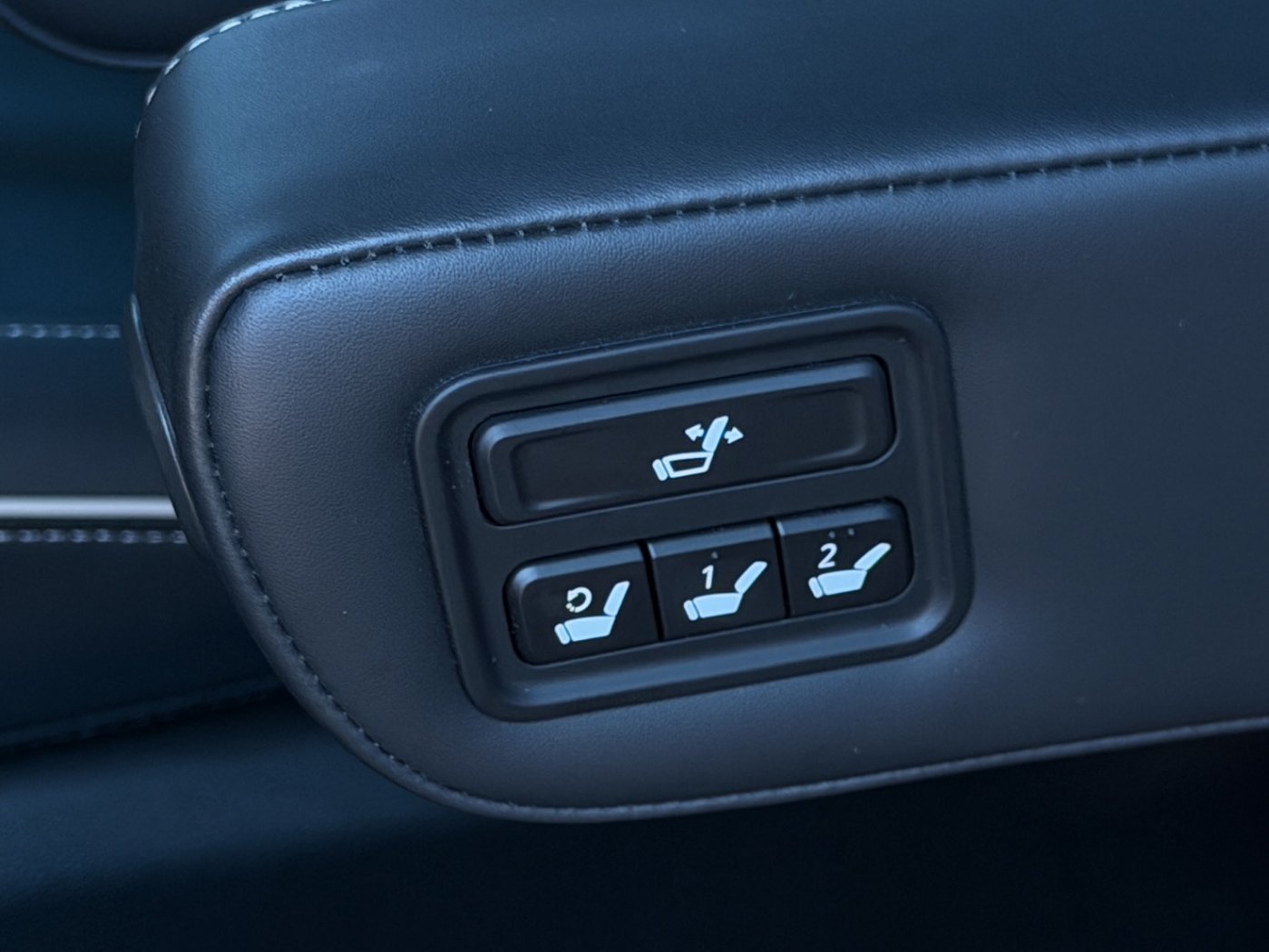 Hyundai 現代 ／ Custin ／ 2023年 ／ 2023年 Hyundai Custin 灰色 現代休旅車 ／ 九肇匯元汽車 (台南)