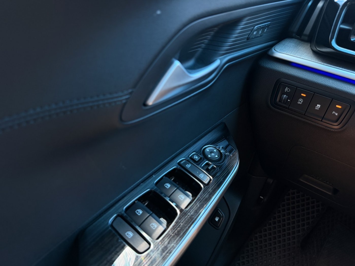 Hyundai 現代 ／ Custin ／ 2023年 ／ 2023年 Hyundai Custin 灰色 現代休旅車 ／ 九肇匯元汽車 (台南)
