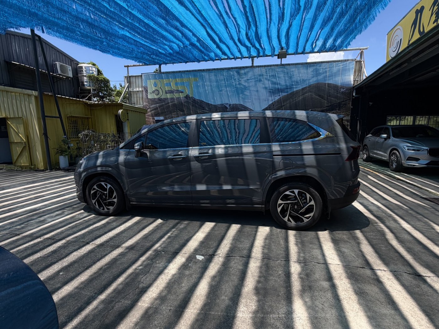 Hyundai 現代 ／ Custin ／ 2023年 ／ 2023年 Hyundai Custin 灰色 現代休旅車 ／ 九肇匯元汽車 (台南)