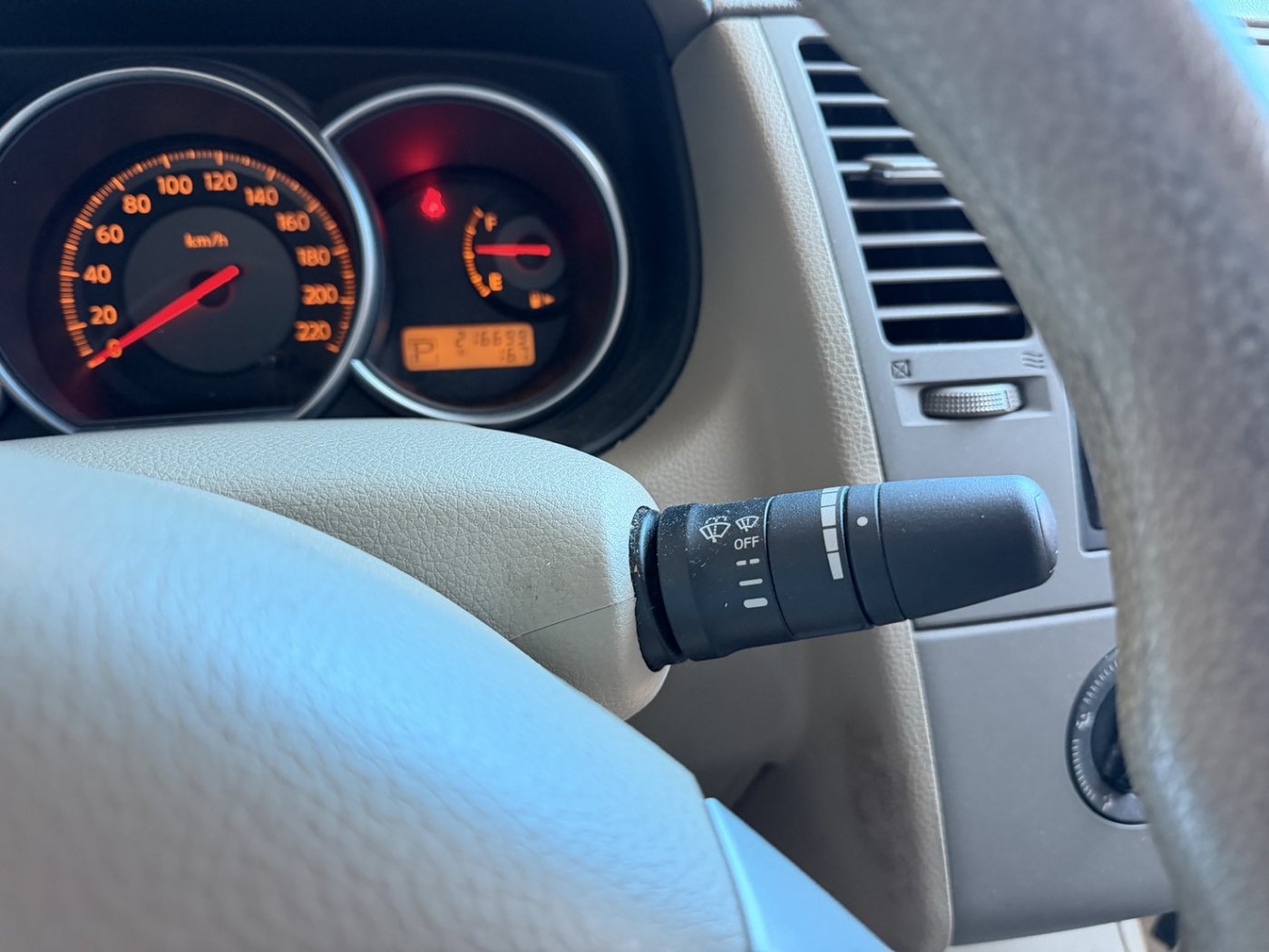 Nissan 日產 ／ Tiida ／ 2012年 ／ 2012年Nissan Tiida 黑色 日產中古車 ／ 佳里興店(台南)