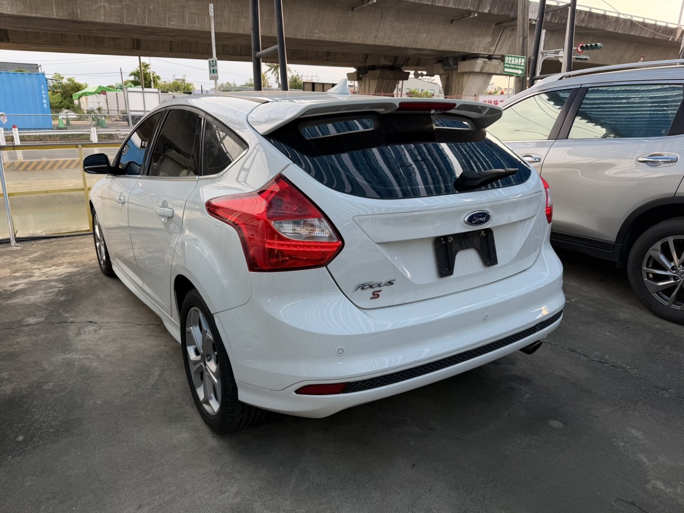 Ford 福特 ／ Focus ／ 2015年 ／ 2015年 Ford Focus 白色 福特中古車 ／ 九肇匯元汽車 (台南)