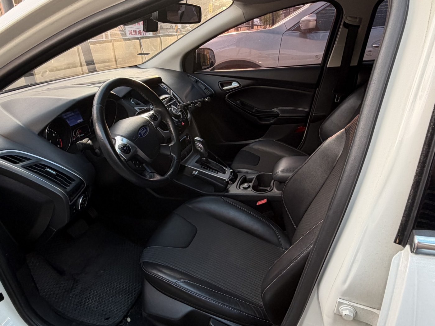 Ford 福特 ／ Focus ／ 2015年 ／ 2015年 Ford Focus 白色 福特中古車 ／ 九肇匯元汽車 (台南)