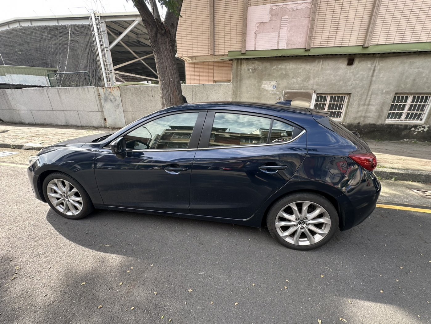 Mazda 馬自達 ／ Mazda 3 ／ 2015年 ／ 2015年Mazda 3 深藍色 馬自達中古車 ／ 安南店(台南)