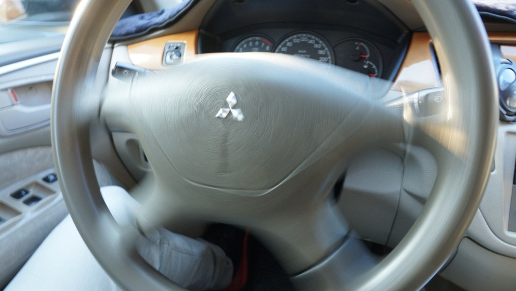你的車在一定車速行駛時方向盤會抖動嗎?這大多是因為輪胎平衡出現問題所致。 記者林... 你的車在一定車速行駛時方向盤會抖動嗎?這大多是因為輪胎平衡出現問題所致。 記者林...